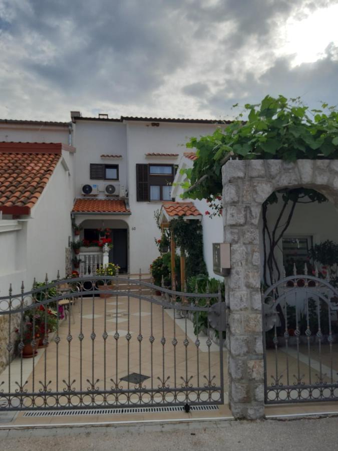 Apartmani Jozefina Omisalj Bagian luar foto