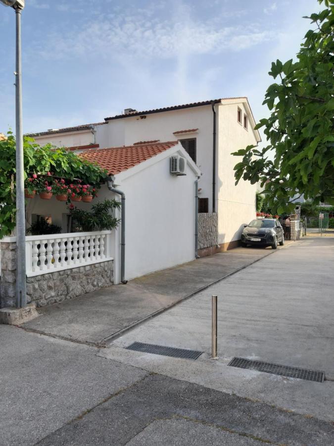 Apartmani Jozefina Omisalj Bagian luar foto